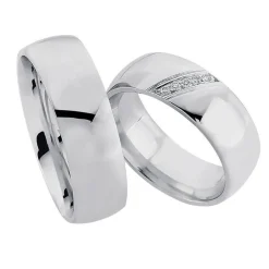 Rhodinierte Eheringe aus Silber mit 5 Diamanten im Damenring