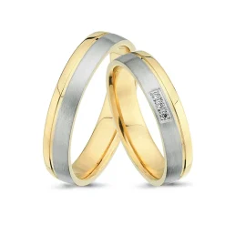 Ringe aus 14 Karat Gold und Weißgold. Zwei farbige Ringe mit 3x0,01 ct. Brillanten