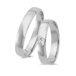 Ringe aus 14 Karat Weißgold - 3 Diamanten in einem Herz auf dem Dammring gefasst. Kampagne "Süße Liebe