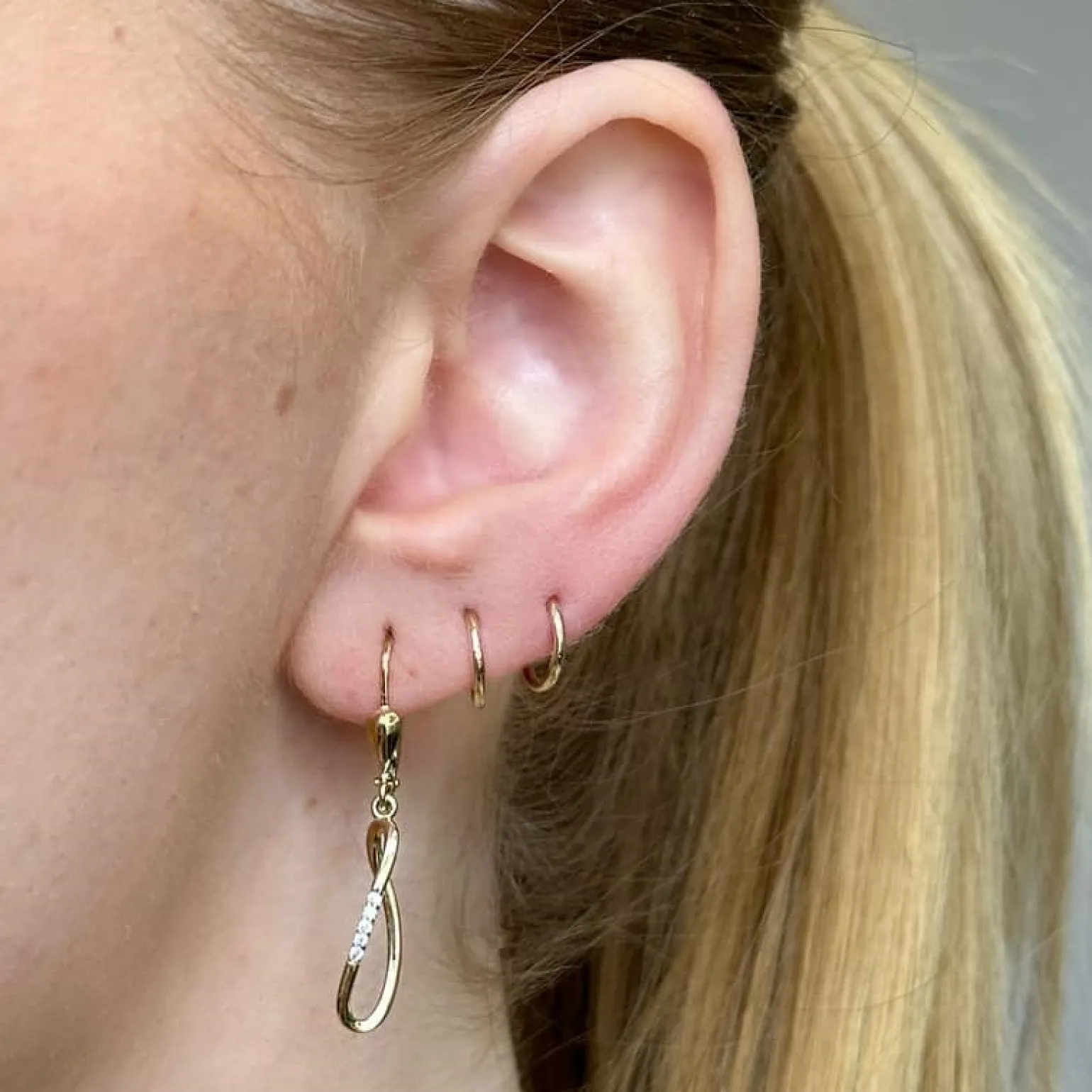 Siersbøl - Drahtohrringe aus 8kt. Gold mit Zirkonen