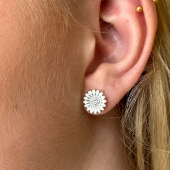 Siersbøl - Margeritenohrstecker aus Silber mit weißem Enamel 10 mm.