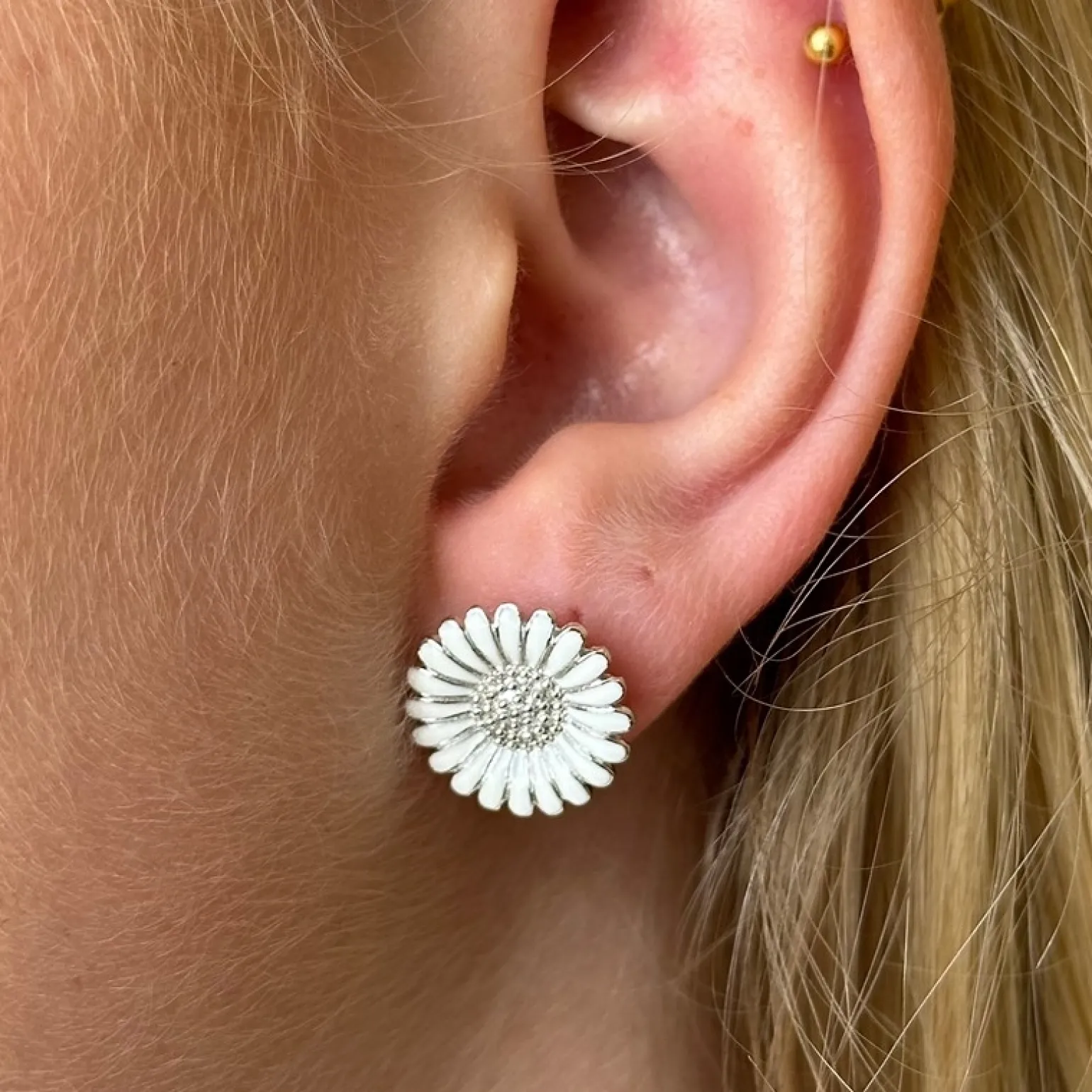 Siersbøl - Margeritenohrstecker aus Silber mit weißem Enamel 15 mm.