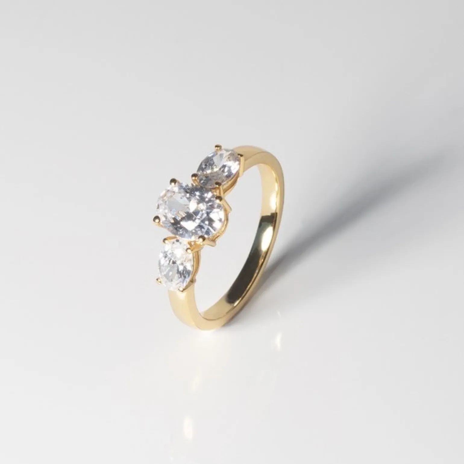 Sif Jakobs - Ellisse Tre vergoldeter ring m. zirkonia