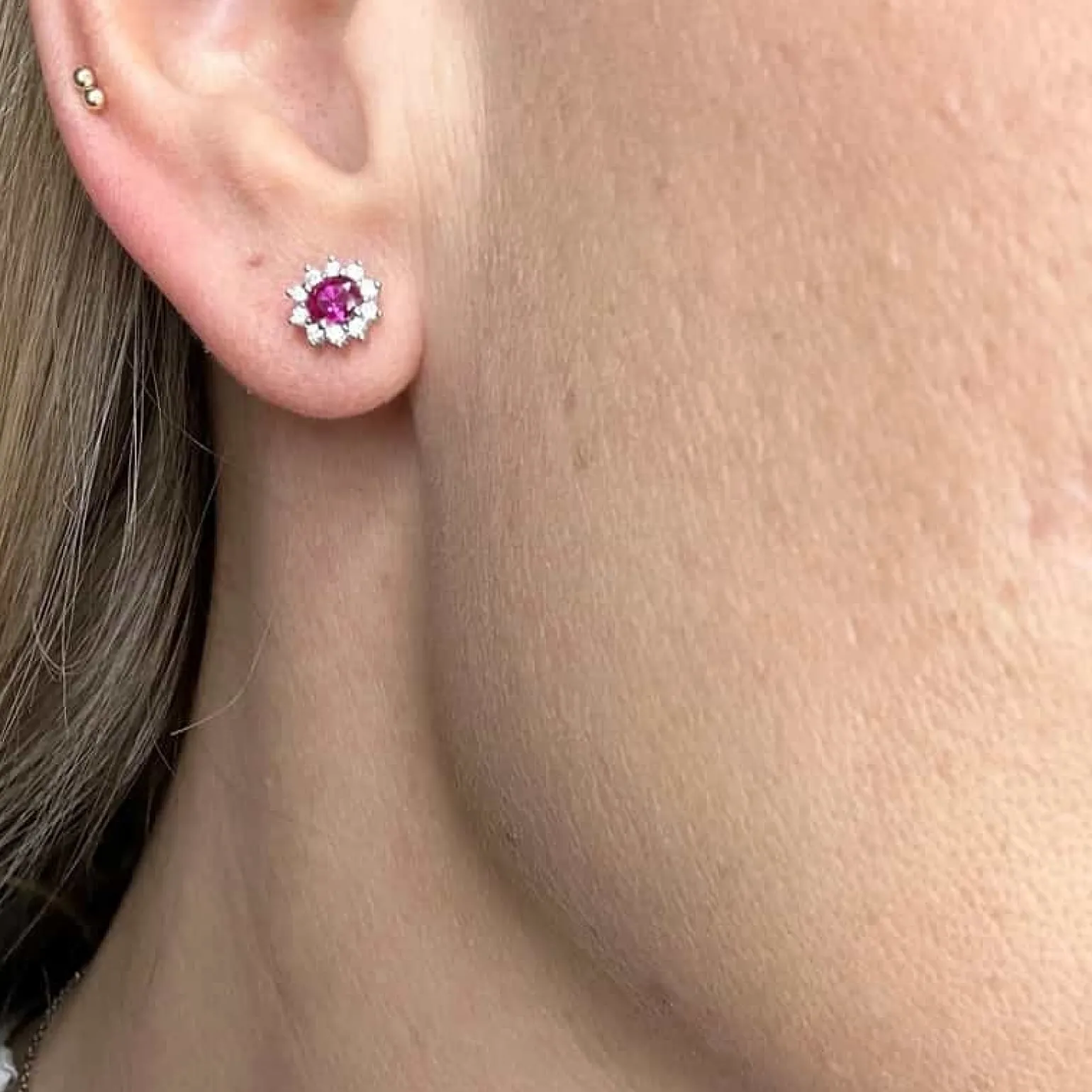 Silberne Nieten mit Zirkonia und Kunststoff. rosa Saphir