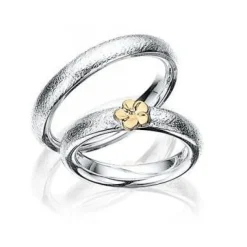 Trauringe aus Silber mit Blume aus 14 Karat Gold