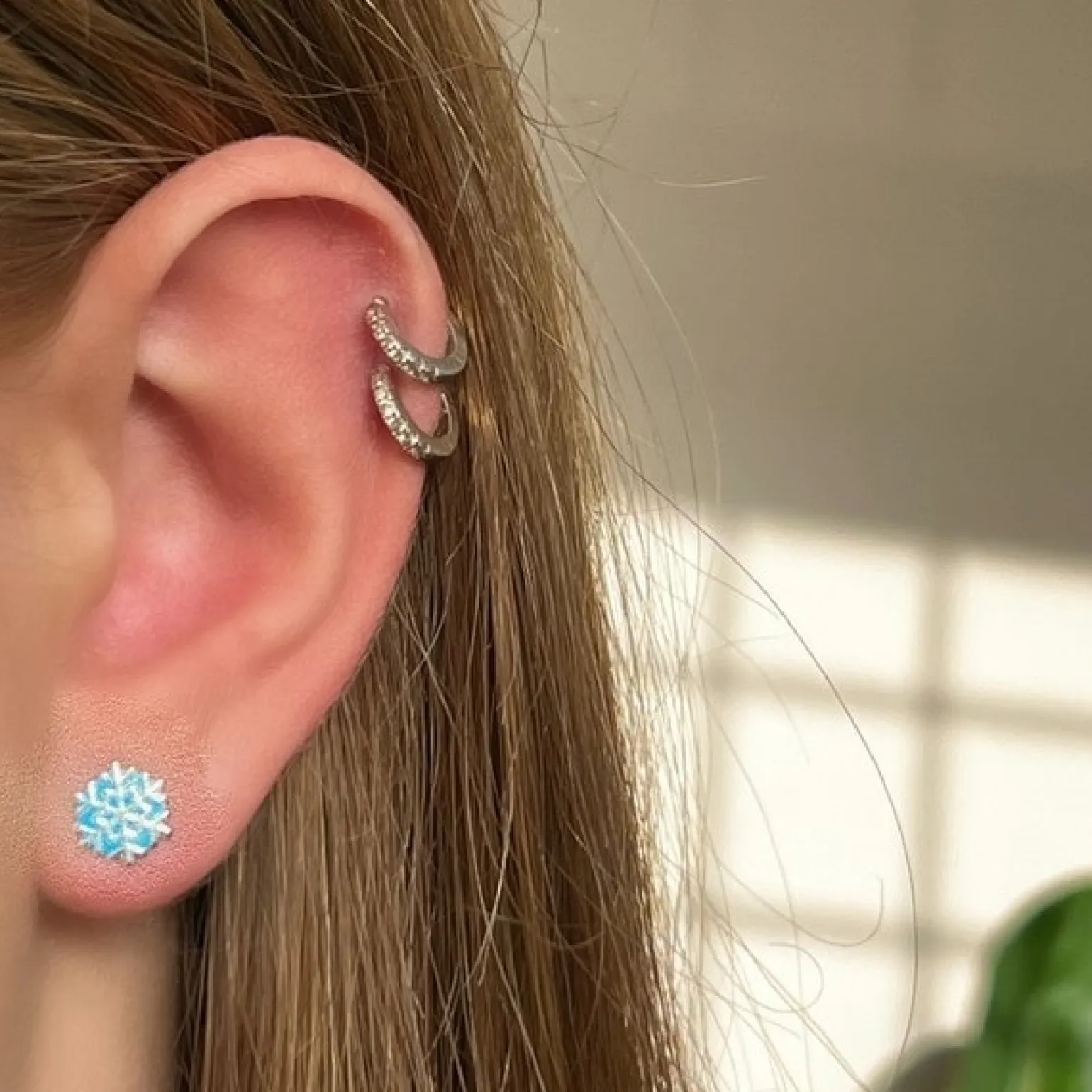 Weihnachts-Ohrringe - Blaue Schneeflocke in silber